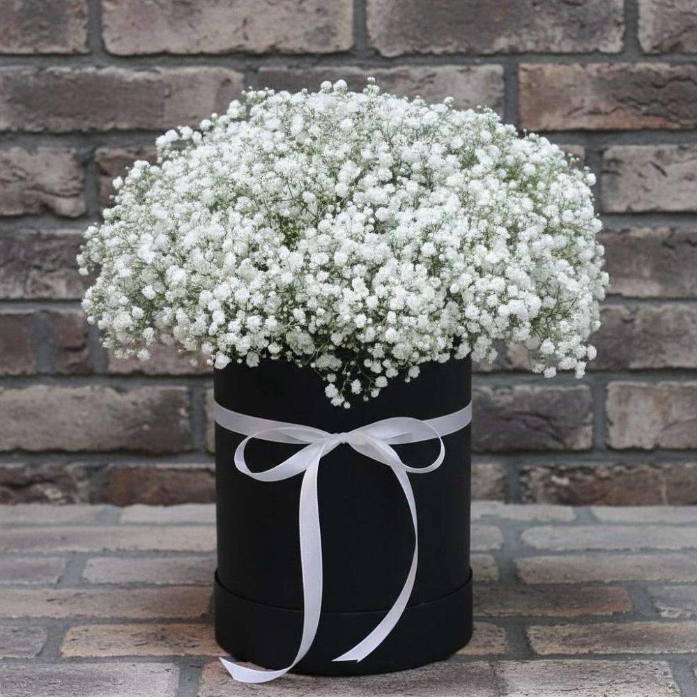 Цветочная композиция из Гипсофила в шляпной коробке в Далматово