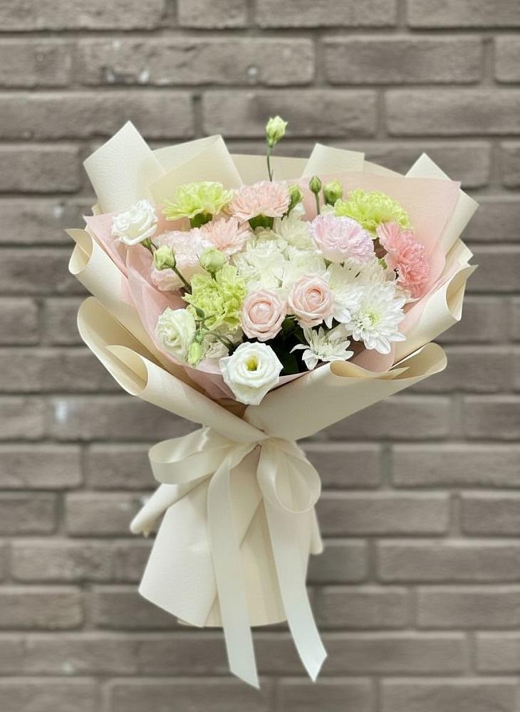 Букет цветов из: Гвоздики, Розы, Лизиантусы и Хризантемы в Далматово