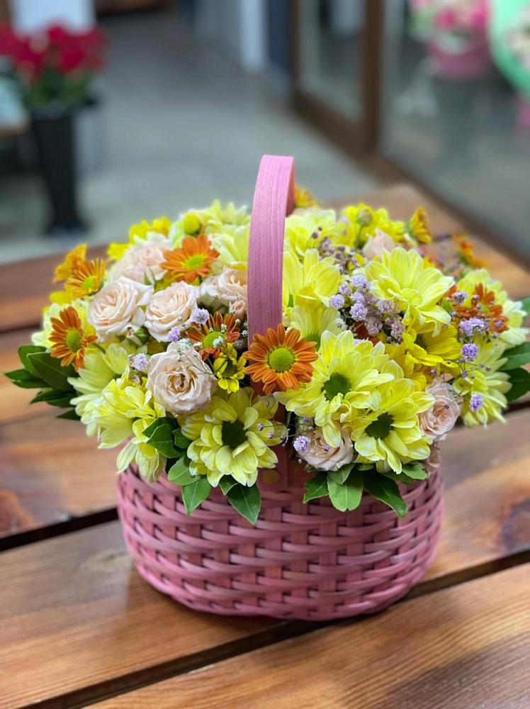 Цветочная композиция из Хризантемы и Розы в корзине в Далматово