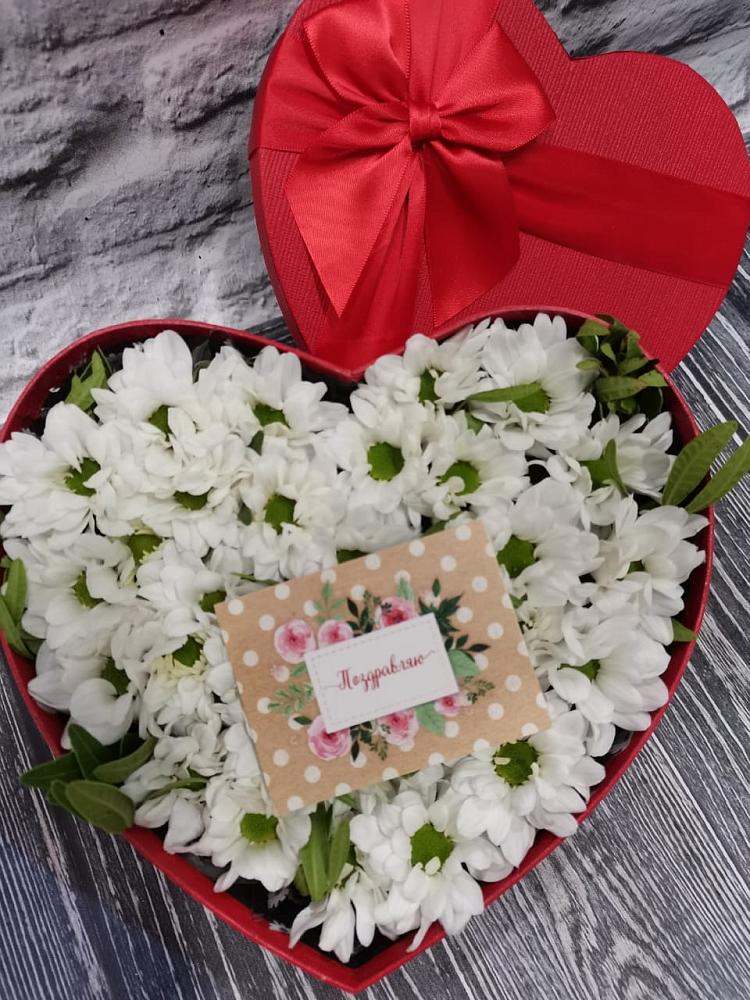 Цветочная композиция из Хризантемы в виде сердца в Далматово